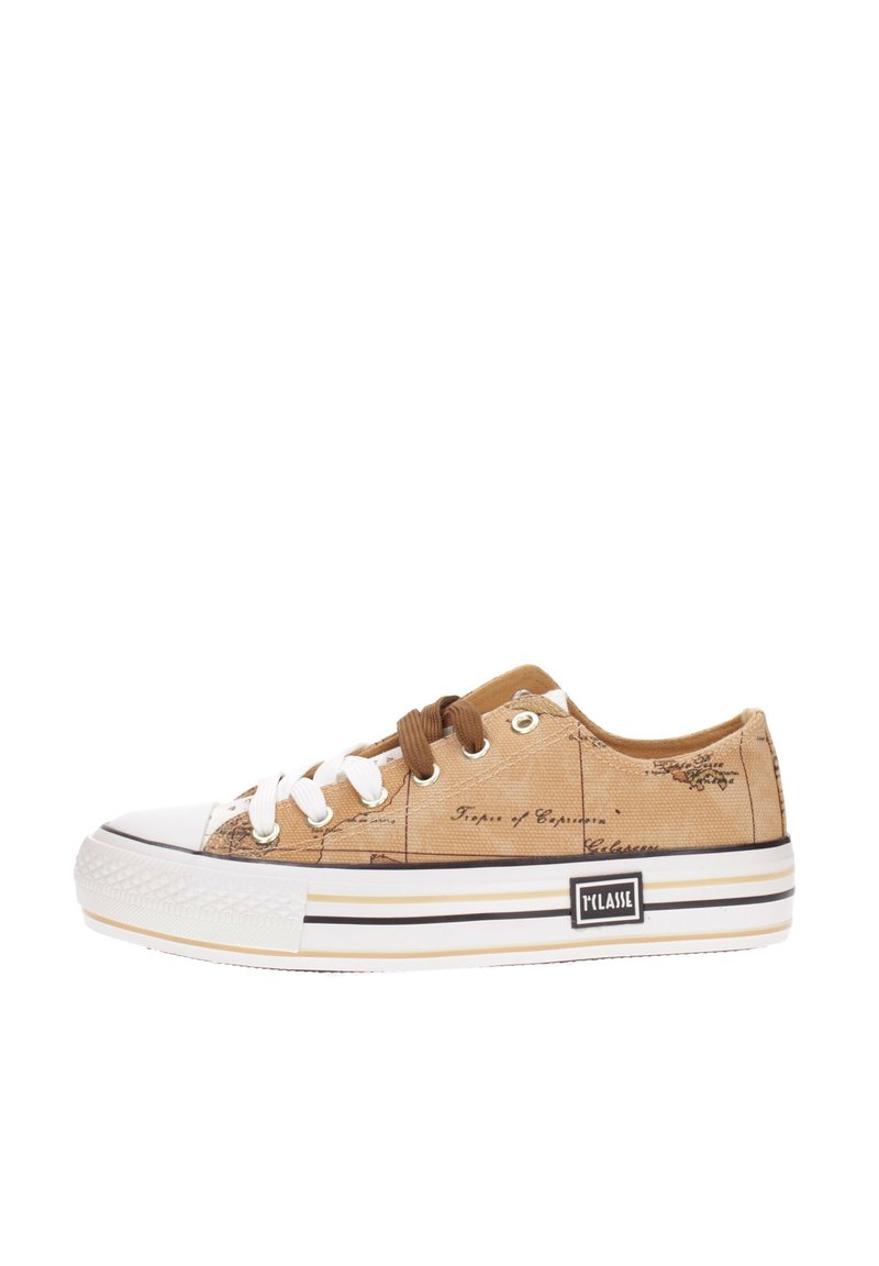 Beige canvas sneaker met een wereldkaartpatroon, witte neuskap, bruin-witte veters en een zwart-goude gestreepte tussenzool.
