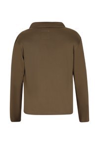 Langærmet brun top med krave, glat tekstur og en lille firkantet detalje på bagsiden. Enkel design med lige snit.