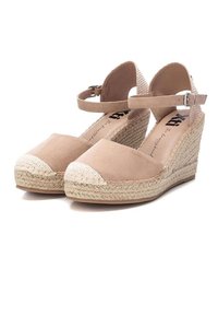 Alpargatas de cuña de ante beige con acentos de yute trenzado, correa de tobillo ajustable y punta redonda con detalles en color blanco roto.