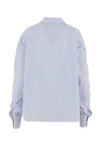 Camicia a maniche lunghe con bottoni in tessuto bianco a righe verticali blu. Caratterizzata da un colletto allargato e maniche arricciate con polsini abbottonati.
