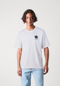 Edwin HANADOROBO UNISEX - Trükipildiga T-särk - white