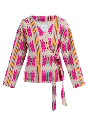 Crop top coloré en tissu beige clair orné de motifs géométriques roses, oranges et teal, avec des manches longues et une ceinture sur le côté.
