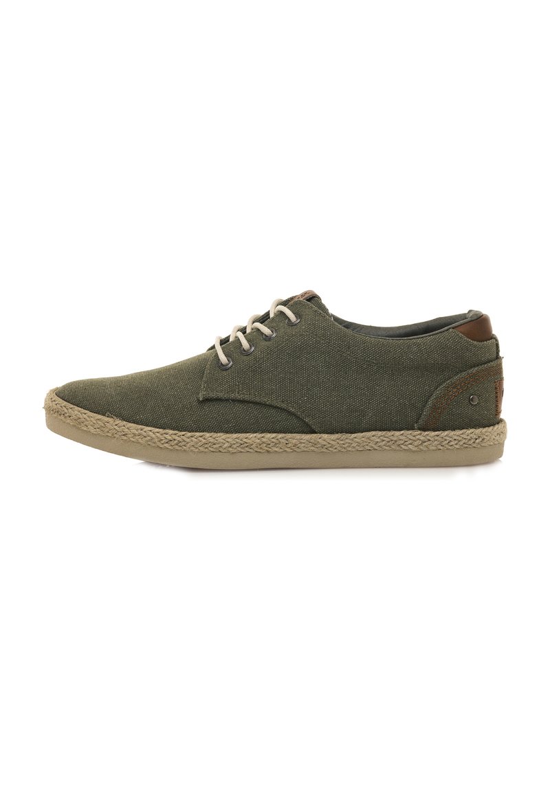 Zapatillas de lona verdes con cordones beige, suela de goma y detalles de yute trenzado en la suela. Detalle en el talón de cuero marrón. Diseño simple y de perfil bajo.