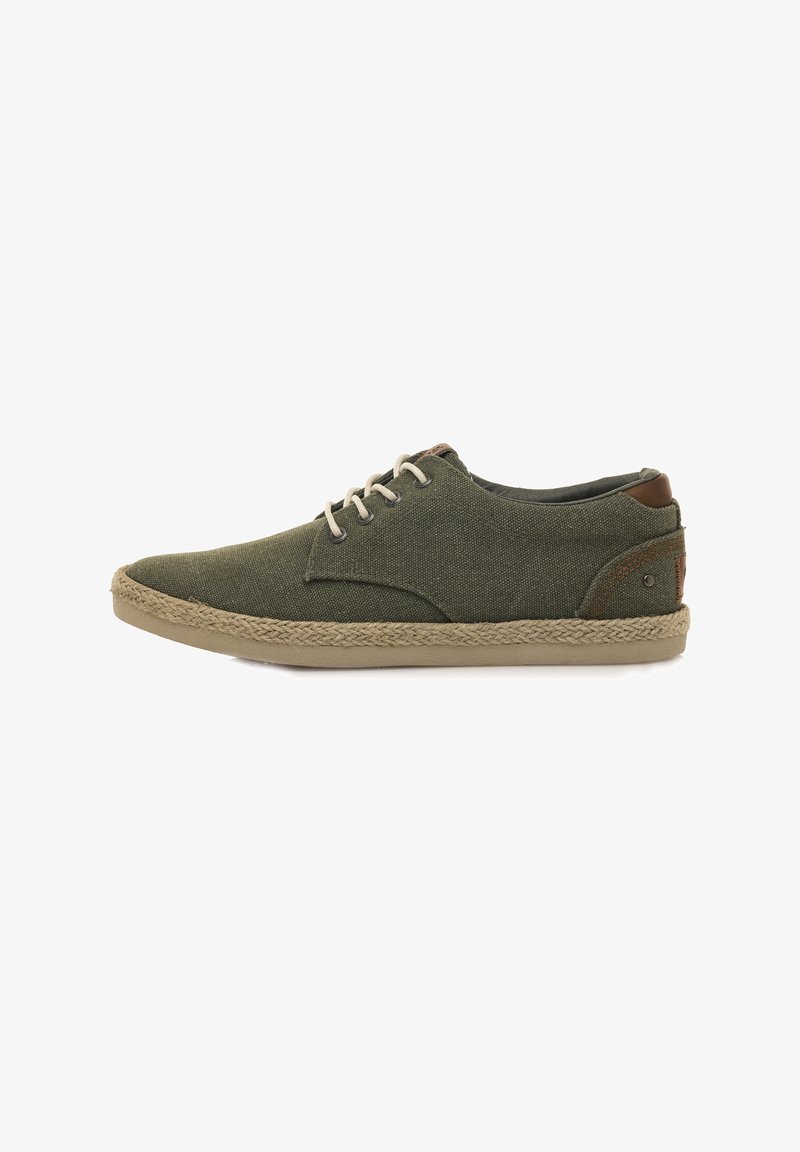 Zapatillas de lona verdes con cordones beige, suela de goma y detalles de yute trenzado en la suela. Detalle en el talón de cuero marrón. Diseño simple y de perfil bajo.