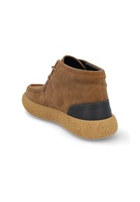 Botas de tobillo de ante marrón con suela de goma, acento negro en el tacón y cordones marrones. Presentan un collar texturizado y elasticado para facilitar su uso.