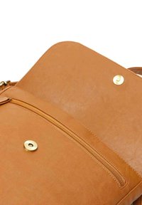 Kraftig læder crossbody taske med en glat tekstur, en lynlås lomme og en magnetisk tryklås. Gyldent hardware fremhæver designet.