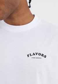 YOURTURN UNISEX - Potiskana majica - white