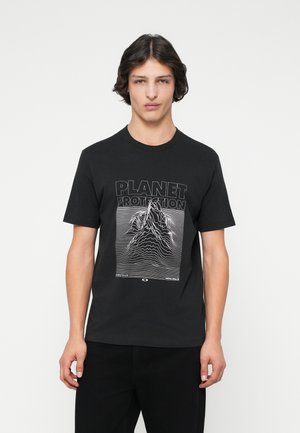 Sort bomulds T-shirt med en grafisk print af et bjerg i hvide linjer, med teksten "PLANET BESKYTTELSE" iøjnefaldende præsenteret.