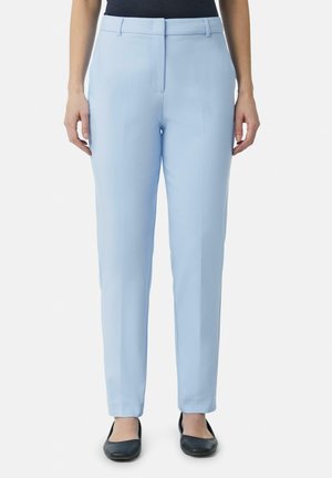 Helles blaufarbene maßgeschneiderte Hose mit geradem Bein, ausgestattet mit flachem Bund, Gürtelschlaufen und subtilem Faltenlauf vorne.