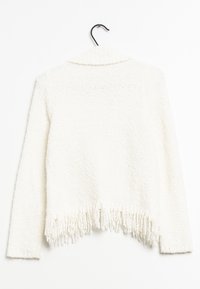 Giacca bianca strutturata con tessuto soffice, colletto e dettaglio con orlo fringed. Maniche lunghe e silhouette rilassata senza chiusure.
