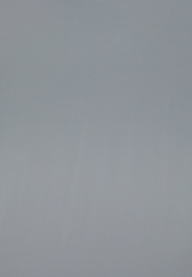 Tessuto morbido e leggero di un colore blu chiaro uniforme, con una texture liscia e una leggera lucentezza, adatto per varie applicazioni tessili.