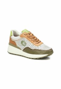 Zapatilla con una combinación de cuero marrón y parte superior blanca perforada, acentos verdes, una entre suela texturizada en verde oliva y una suela blanca plana.