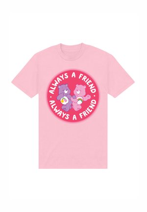 Lyserød t-shirt med et rundt grafik, der viser to tegneserie-bjørne, en lilla og en lyserød, samt teksten "ALWAYS A FRIEND" i hvid.