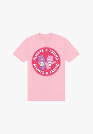 Lyserød t-shirt med et rundt grafik, der viser to tegneserie-bjørne, en lilla og en lyserød, samt teksten "ALWAYS A FRIEND" i hvid.