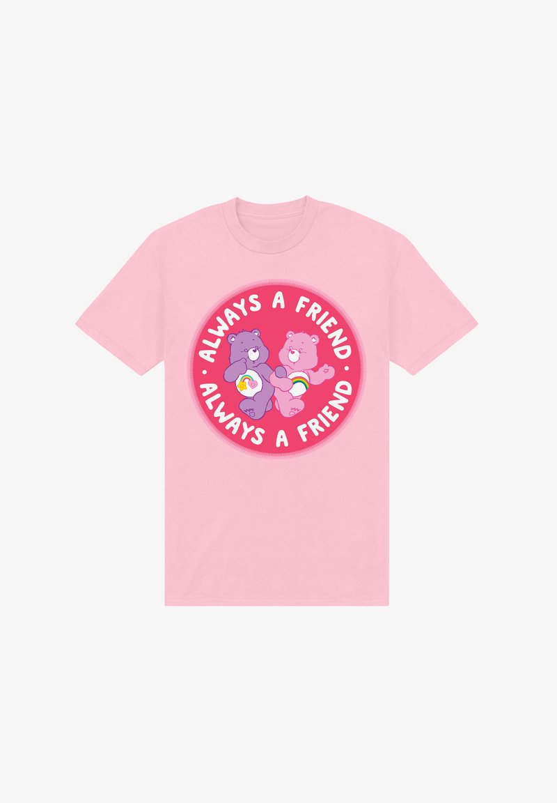 Lyserød t-shirt med et rundt grafik, der viser to tegneserie-bjørne, en lilla og en lyserød, samt teksten "ALWAYS A FRIEND" i hvid.