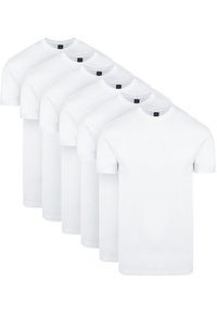 Witte katoenen T-shirts gestapeld, met ronde hals, korte mouwen, gladde textuur en merklabels op de halslijn.