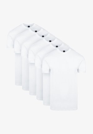 Witte katoenen T-shirts gestapeld, met ronde hals, korte mouwen, gladde textuur en merklabels op de halslijn.