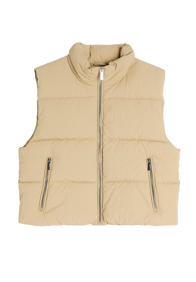 Beżowa ocieplana kamizelka bez rękawów z wysokim kołnierzem, z dwoma przednimi kieszeniami na zamek i pikowaną teksturą. Zamek błyskawiczny z przodu.