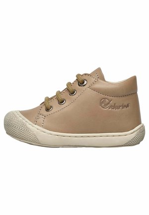 Scarpa alta in pelle tan con punta arrotondata, lacci beige e suola in gomma bianca texturizzata. Presenta un logo impresso sul lato.