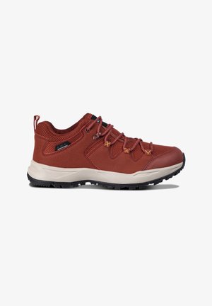 Wanderschuhe mit einem dunkelroten Netz-Obermaterial und Wildlederakzenten, ausgestattet mit einer beigefarbenen Gummisohle, gelben Schnürsenkeln und einer Zuglasche an der Ferse.