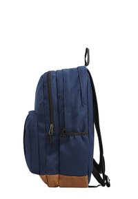 Mörkblå ryggsäck med en beige botten, utrustad med flera fickor med dragkedja, justerbara axelremmar och en sidoficka för ytterligare förvaring.