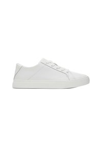 Des baskets blanches en cuir lisse avec un bout rond, un laçage et une semelle en caoutchouc texturé. Style minimaliste avec des coutures discrètes.