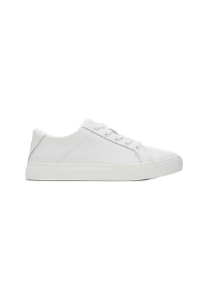 Des baskets blanches en cuir lisse avec un bout rond, un laçage et une semelle en caoutchouc texturé. Style minimaliste avec des coutures discrètes.