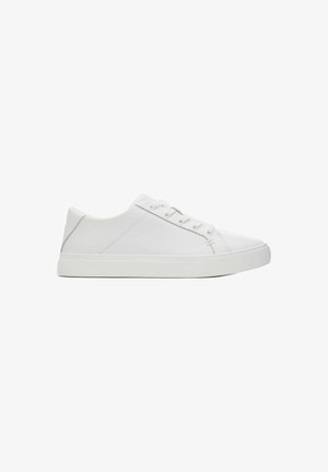 Zapatillas blancas de cuero liso con punta redonda, diseño con cordones y suela de goma texturizada. Estilo minimalista con costura sutil.
