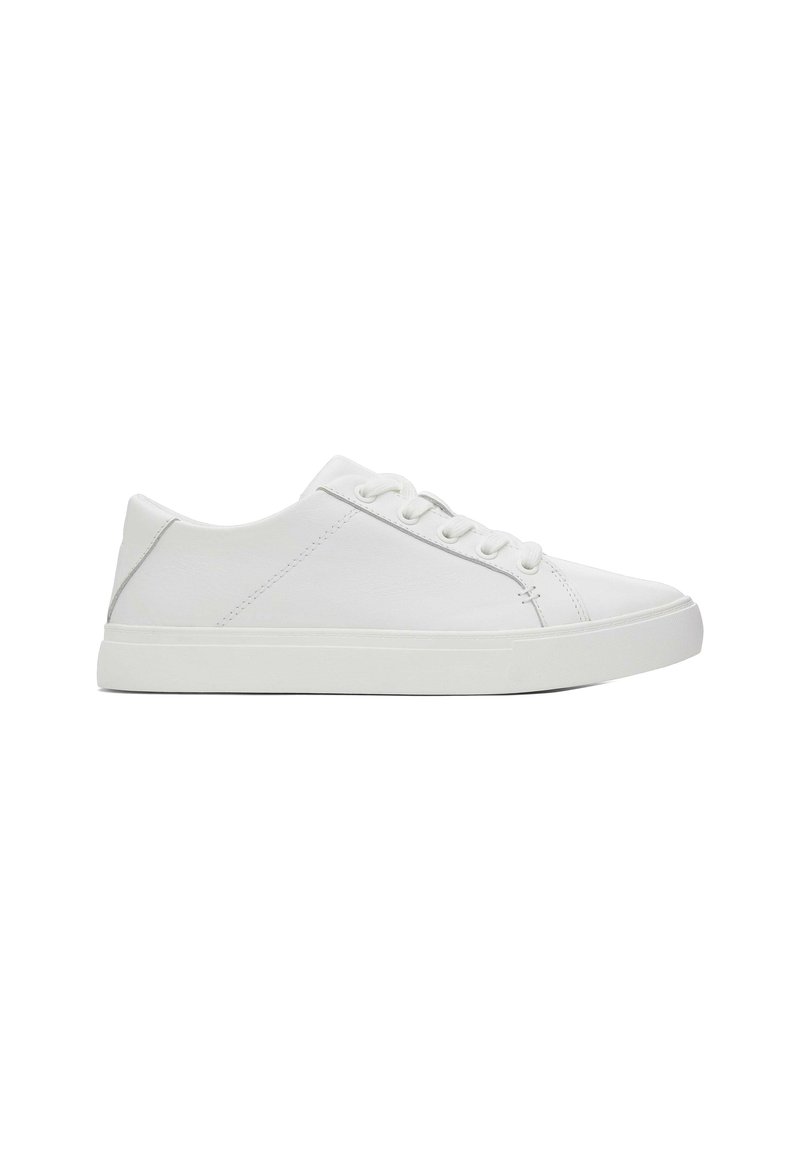 Des baskets blanches en cuir lisse avec un bout rond, un laçage et une semelle en caoutchouc texturé. Style minimaliste avec des coutures discrètes.