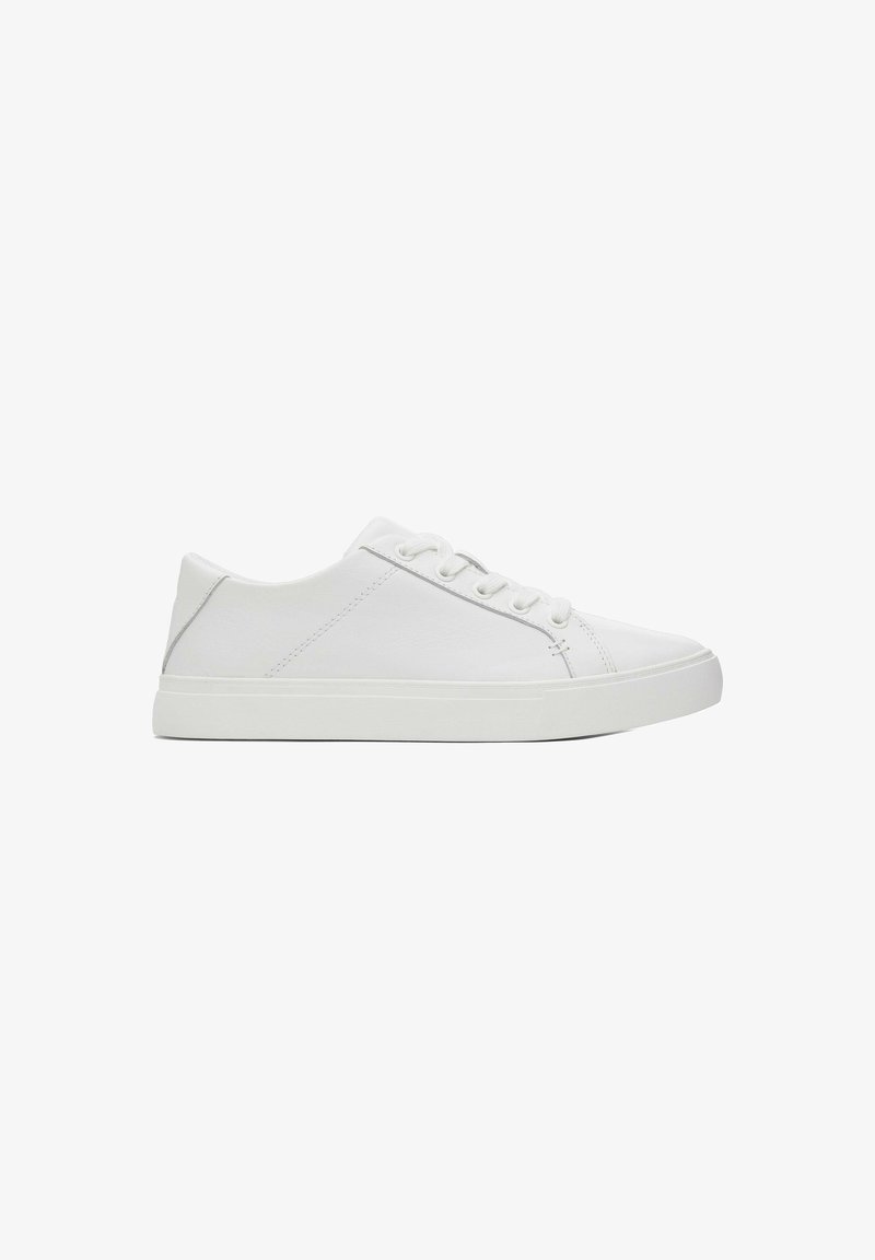 Des baskets blanches en cuir lisse avec un bout rond, un laçage et une semelle en caoutchouc texturé. Style minimaliste avec des coutures discrètes.