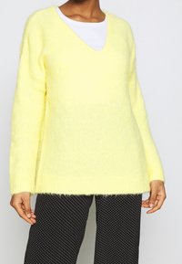 EDITED Svetr - yellow