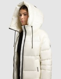 Hvid dunjakke med stor hætte, sorte snore, quiltet tekstur, lynlås foran og sidelommer. Har et logo på ærmet.