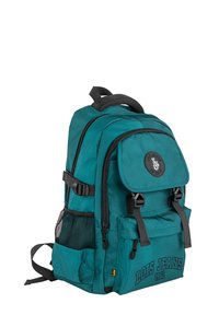 Mochila verde azulado con múltiples compartimentos, herrajes negros, bolsillo lateral de malla y detalles del logo. Fabricada con un material duradero y correas acolchadas.