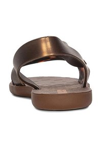 Sandali sintetici marroni con una fascia ampia, una soletta strutturata e suola piatta. La vista posteriore mette in evidenza il design semplice, senza decorazioni.