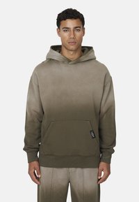 Felpa con cappuccio verde oliva con effetto sfumato, tasca frontale e polsini a coste. Realizzata in tessuto morbido con una vestibilità comoda.