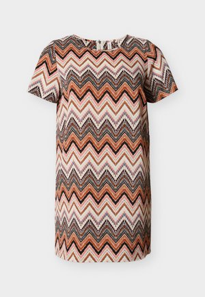 Trumpų rankovių suknelė su zigzago raštu rudos, kremo, juodos ir mėlynos spalvų derinyje. Pagaminta iš lengvos medžiagos su apvalia iškirpte.