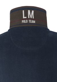 Námořnické polokošile s žebrovaným límcem v hnědé barvě a pruhy; na zádech bílé text "LM POLO TEAM"; hladká textura látky.