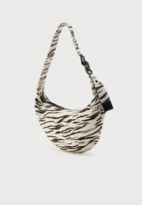 Καμβάς τσάντα ώμου με κυρτό σχήμα, με μοτίβο ρίγες τίγρης σε μαύρο και μπεζ, και μαύρο ρυθμιζόμενο λουρί.