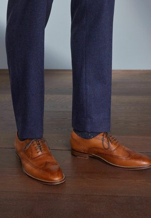 Next SIGNATURE ITALIAN WING CAP BROGUES WIDE FIT - Business sko - tan brown