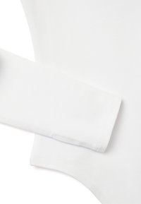 Body blanco con mangas largas, que presenta una textura suave y un escote redondeado. La tela es elástica con un acabado de dobladillo limpio.