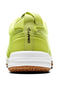 Gröna sportskor med ovandel i mesh, vadderad krage, dragflik vid hälen och en vit mellansula ovanför en strukturerad gummisula.