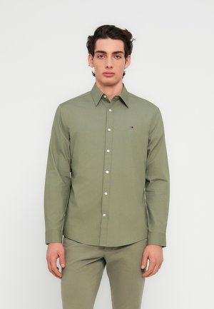 Tommy Jeans REGULAR FIT FLAG EMBROIDERY POPLIN SHIRT - Skjorter - utility sage