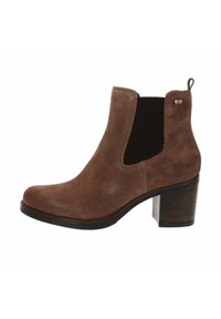 Bottine en daim marron avec un talon carré, panneau latéral en élastique noir et languette à l'arrière.