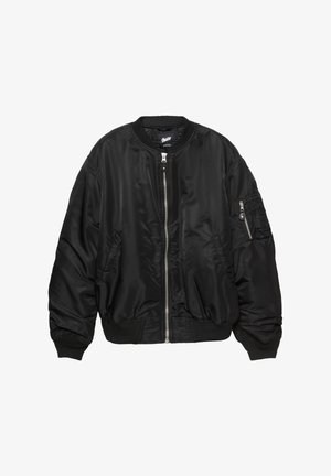 Sort satin bomberjakke med frontlynlås, ribbestrikket krave, manchetter, bund, to sidelommer og lynlås-lomme på ermet.