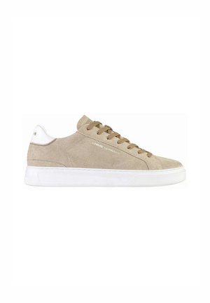 Sneaker beige in suede con tomaia bassa, lacci beige, suola bianca e tab sul tallone bianco con logo discreto sul lato e sul tallone.