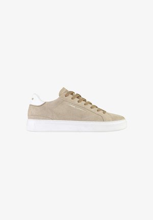 Sneaker beige in suede con tomaia bassa, lacci beige, suola bianca e tab sul tallone bianco con logo discreto sul lato e sul tallone.