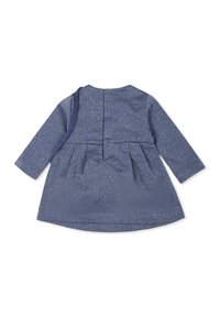 Námorně modré šaty s dlouhým rukávem, lesklou texturou, plisovaným pasem a kulatým výstřihem. Obsahují zapínání na knoflíky na zadní straně.