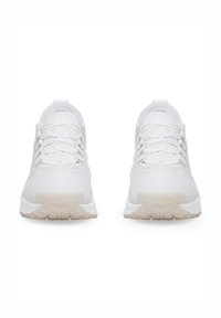 Încălțăminte sport albă cu un material texturat pentru partea superioară, vârf rotund și șireturi. Dispune de o talpă amortizată cu un model ușor din cauciuc pentru aderență.
