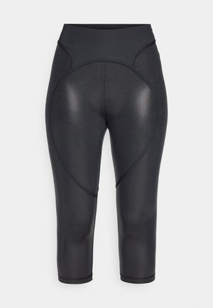 Leggings capri negros con una tela suave y elástica, cinturilla alta y detalles de panel texturizado en los laterales.