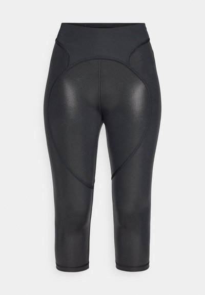 Czarne legginsy capri z gładkiego, elastycznego materiału, wysokim pasem i teksturowanymi panelami po bokach.